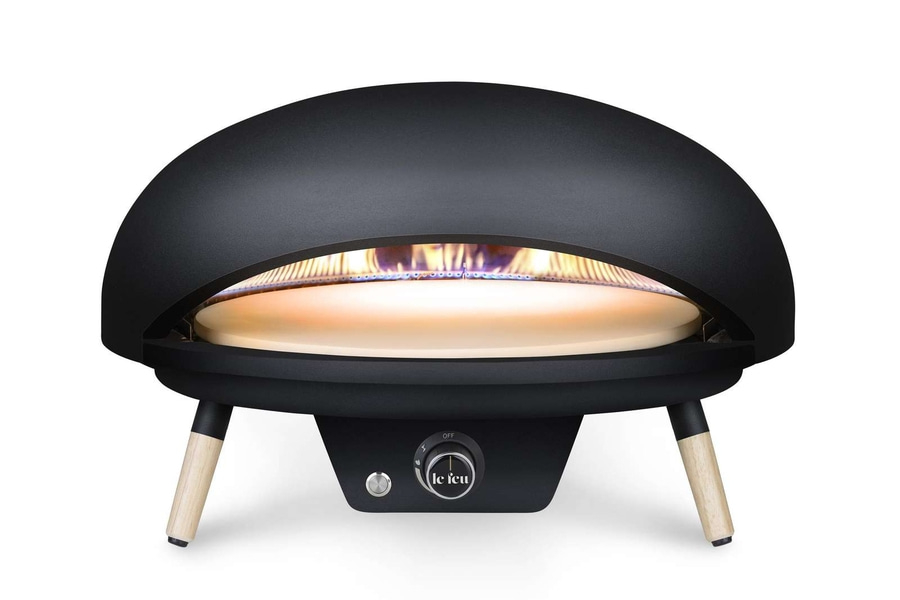 Schwarzer Pizzaofen mit Holzbeinen und Flammen, le feu