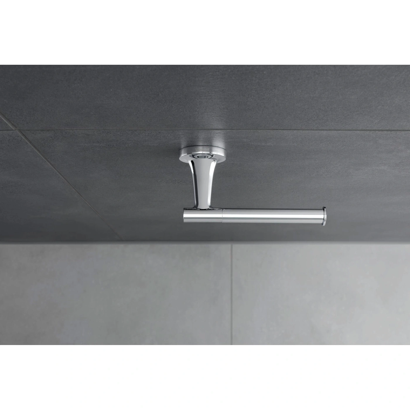 Chrom-Handtuchhalter an grauer Wand. Badezimmer-Dekoration. Modernes Design. Glänzende Oberfläche.