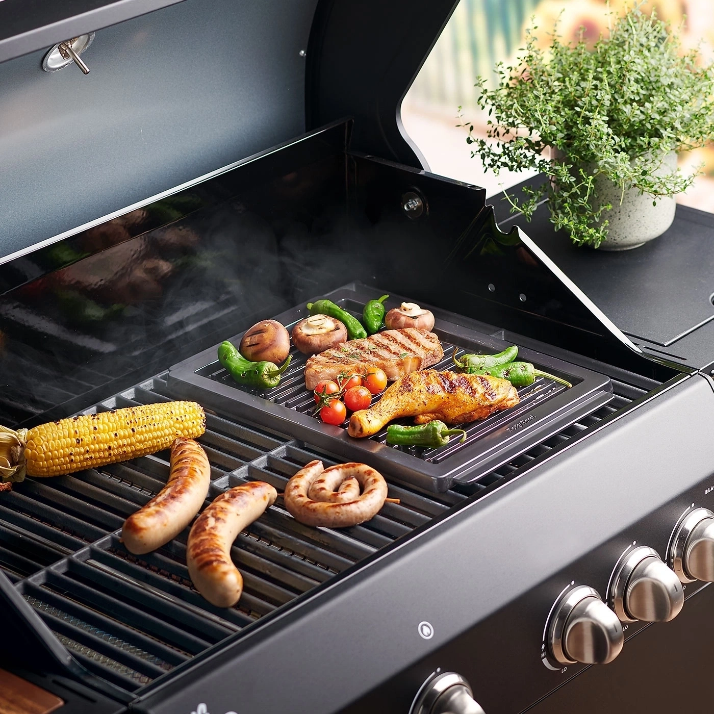 Grill mit Fleisch, Gemüse und Maiskolben. Leckeres Essen zubereiten.