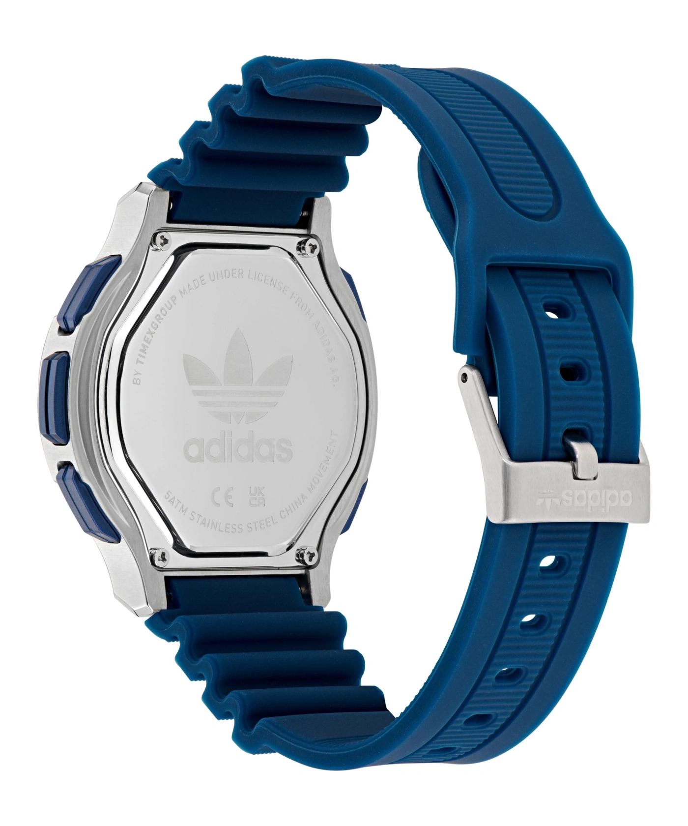 Rückseite einer blauen Adidas-Uhr mit silbernem Gehäuse und Logo