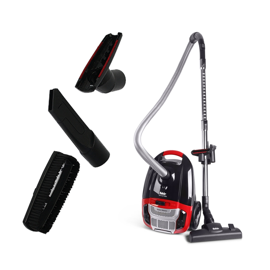 Ein roter und schwarzer Staubsauger mit Zubehörteilen.