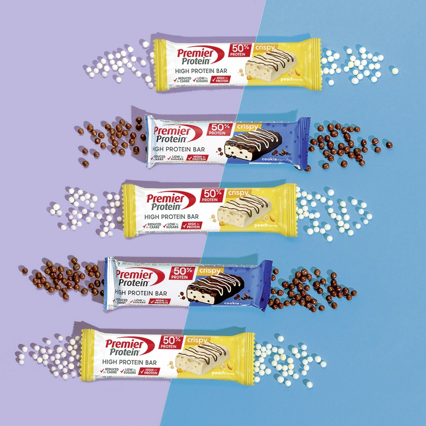 Fünf Premier Protein Riegel in zwei Geschmacksrichtungen, Pfirsich und Keks, mit Streuseln daneben.