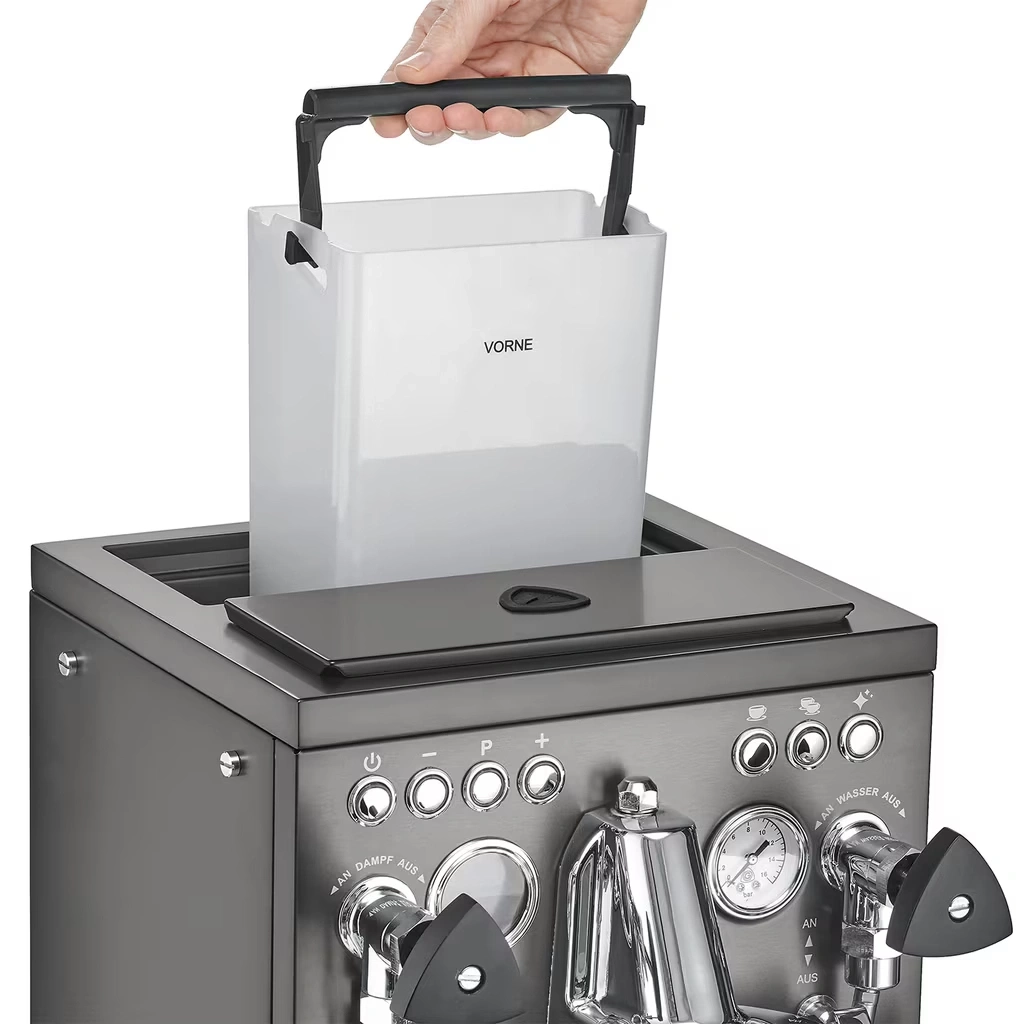 Eine Hand hebt einen Wasserbehälter aus einer Espressomaschine.