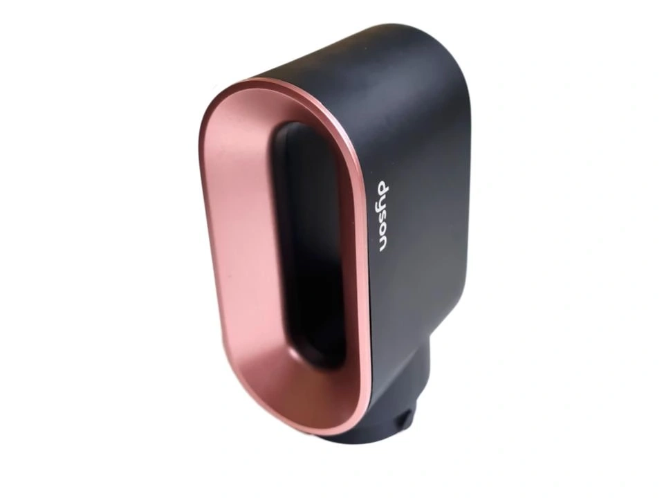 Ein schwarzer Dyson Haartrockner mit roségoldener Akzentuierung auf weißem Hintergrund.