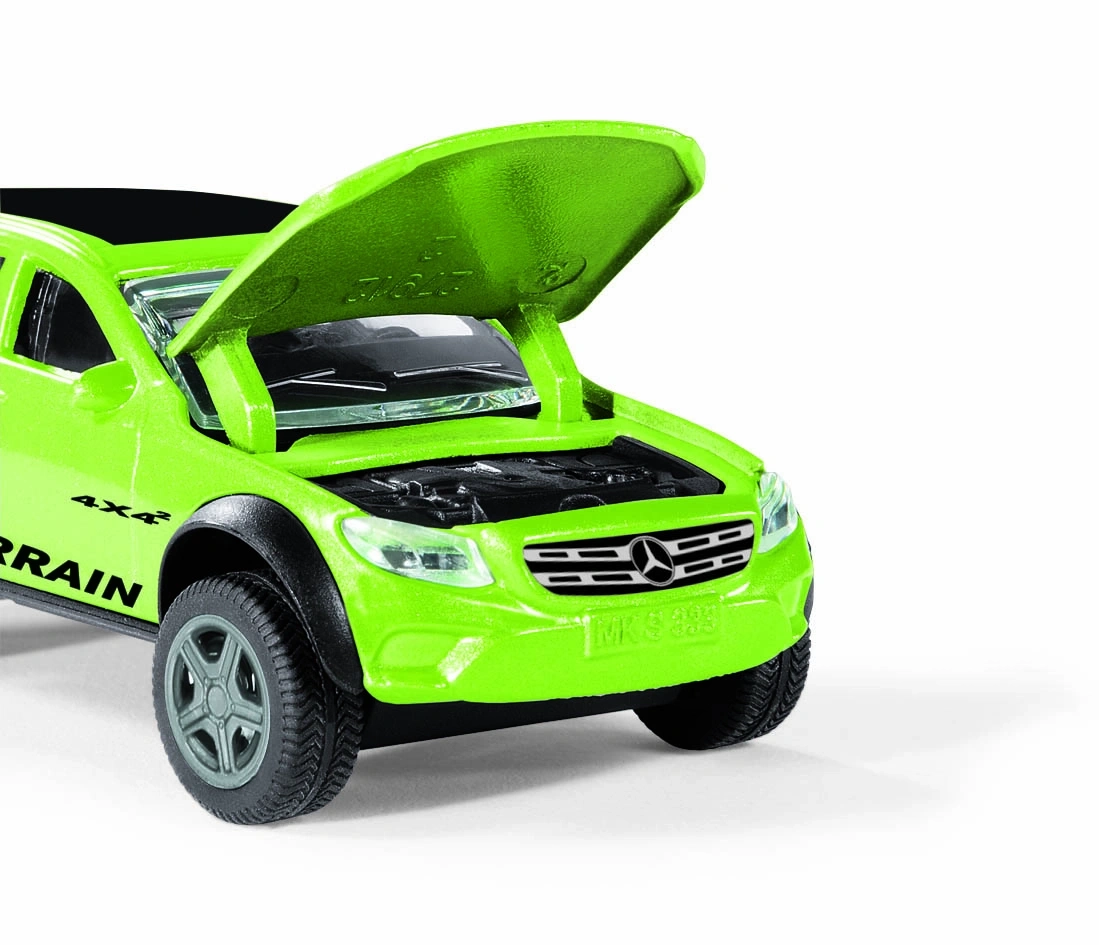 Grünes Spielzeugauto mit geöffneter Motorhaube und der Aufschrift "TERRAIN"