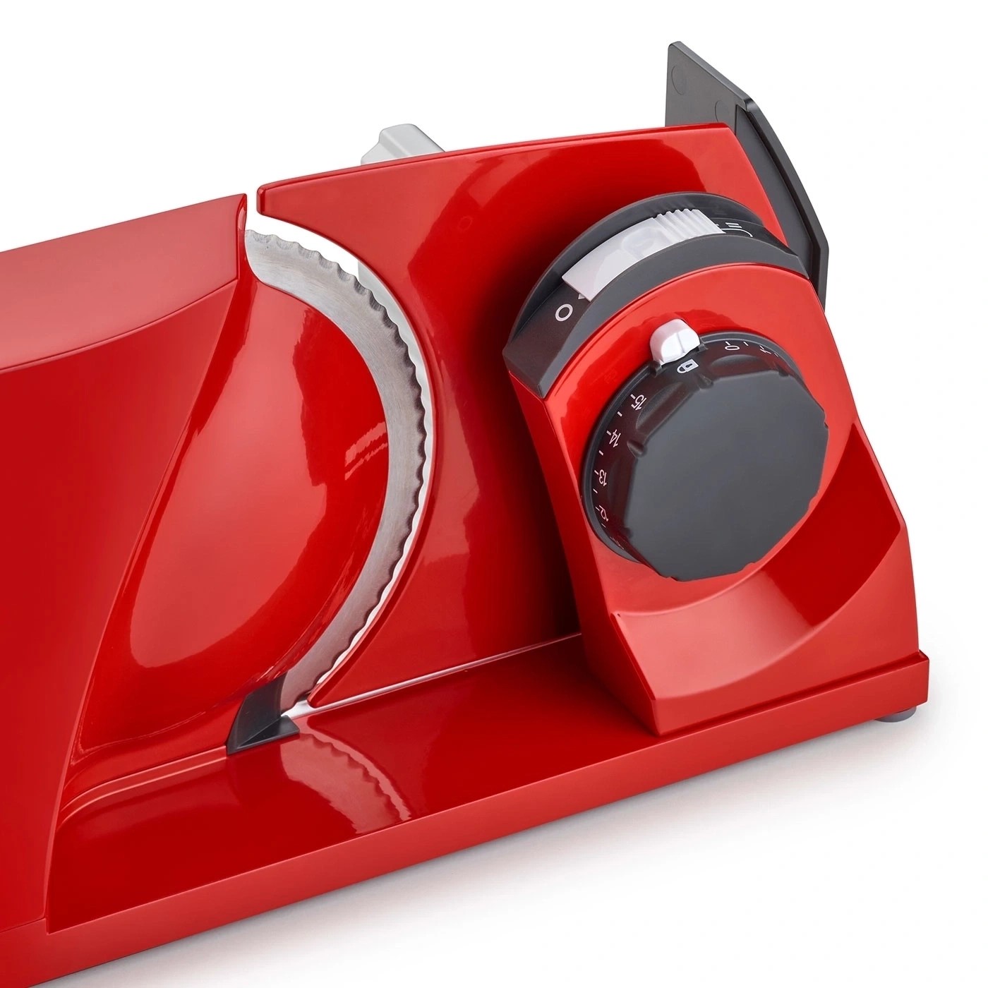 Rote Aufschnittmaschine mit scharfer Klinge und Einstellknopf.