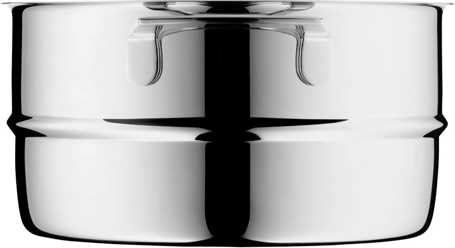 Eine Nahaufnahme einer glänzenden Metallpfanne mit Griffen