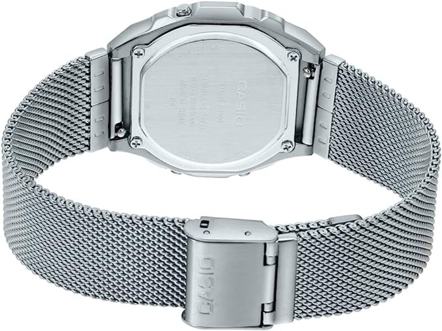 Rückseite einer silbernen Casio-Uhr mit Metallarmband und Verschluss