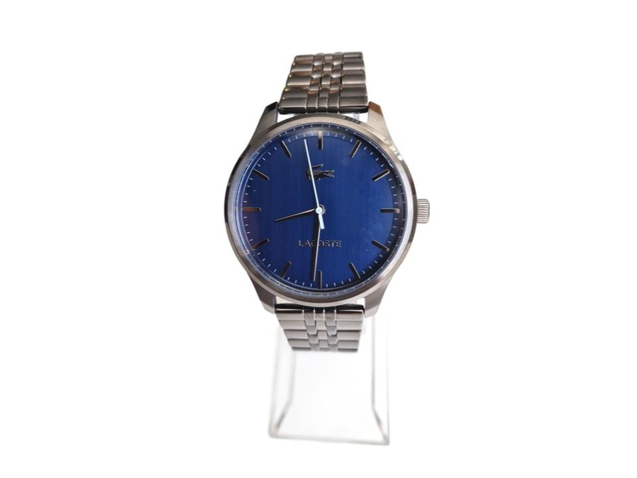Eine Lacoste Armbanduhr mit blauem Zifferblatt und silbernem Band