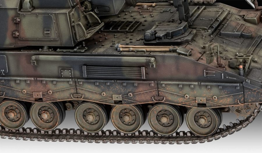 Nahaufnahme eines Panzers mit Tarnmuster, Ketten und Rädern, Detailaufnahme, Militärfahrzeug, Modellbau