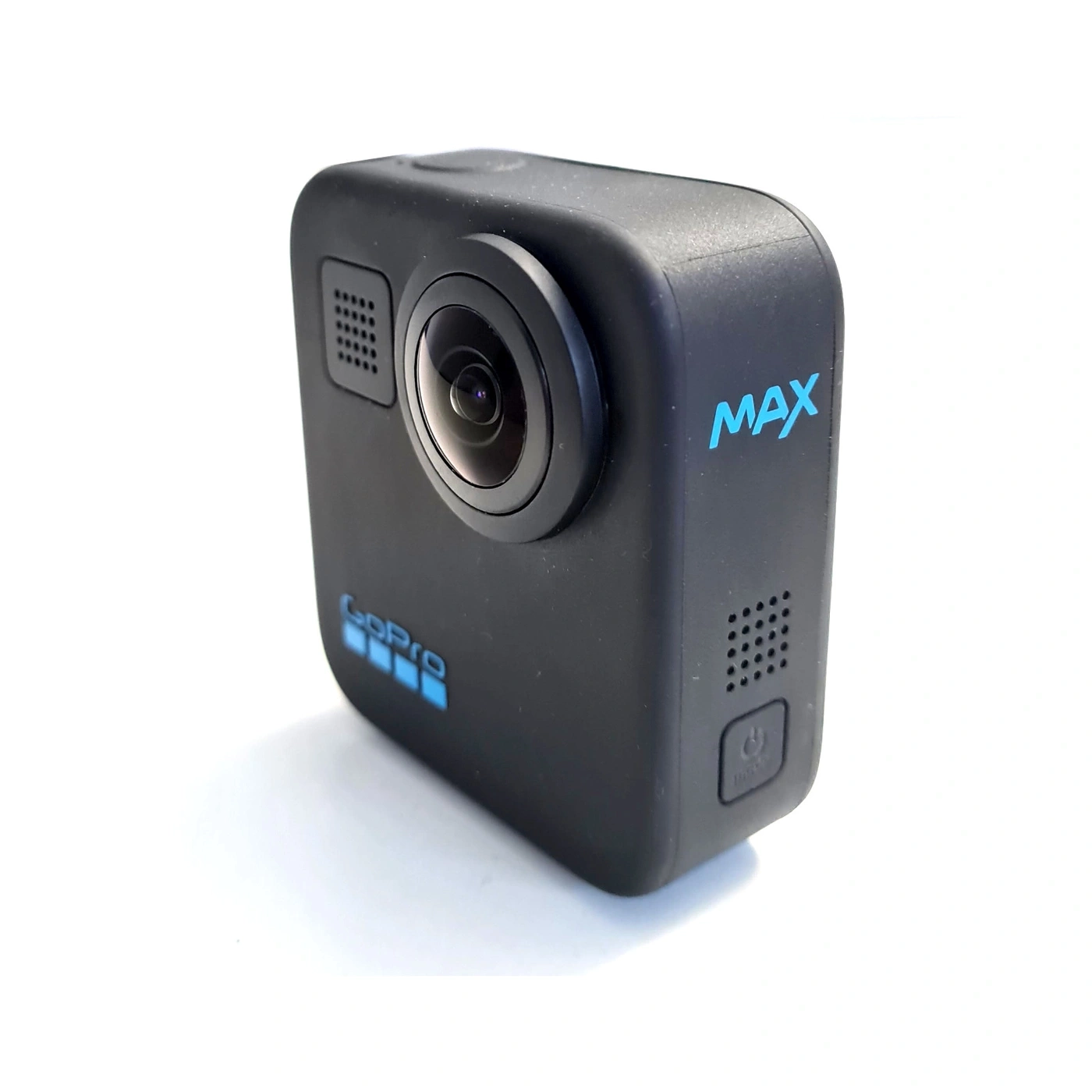 Eine schwarze GoPro MAX 360-Kamera mit blauer Aufschrift auf weißem Hintergrund.