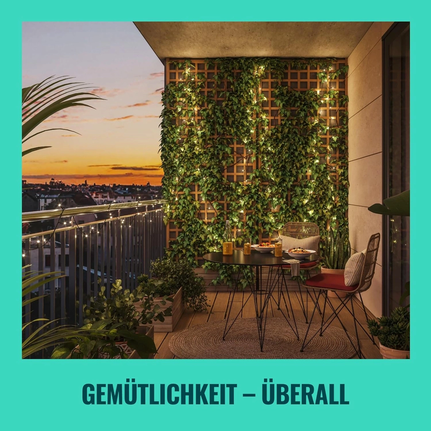 Balkon mit Sitzgelegenheit und Pflanzen bei Sonnenuntergang