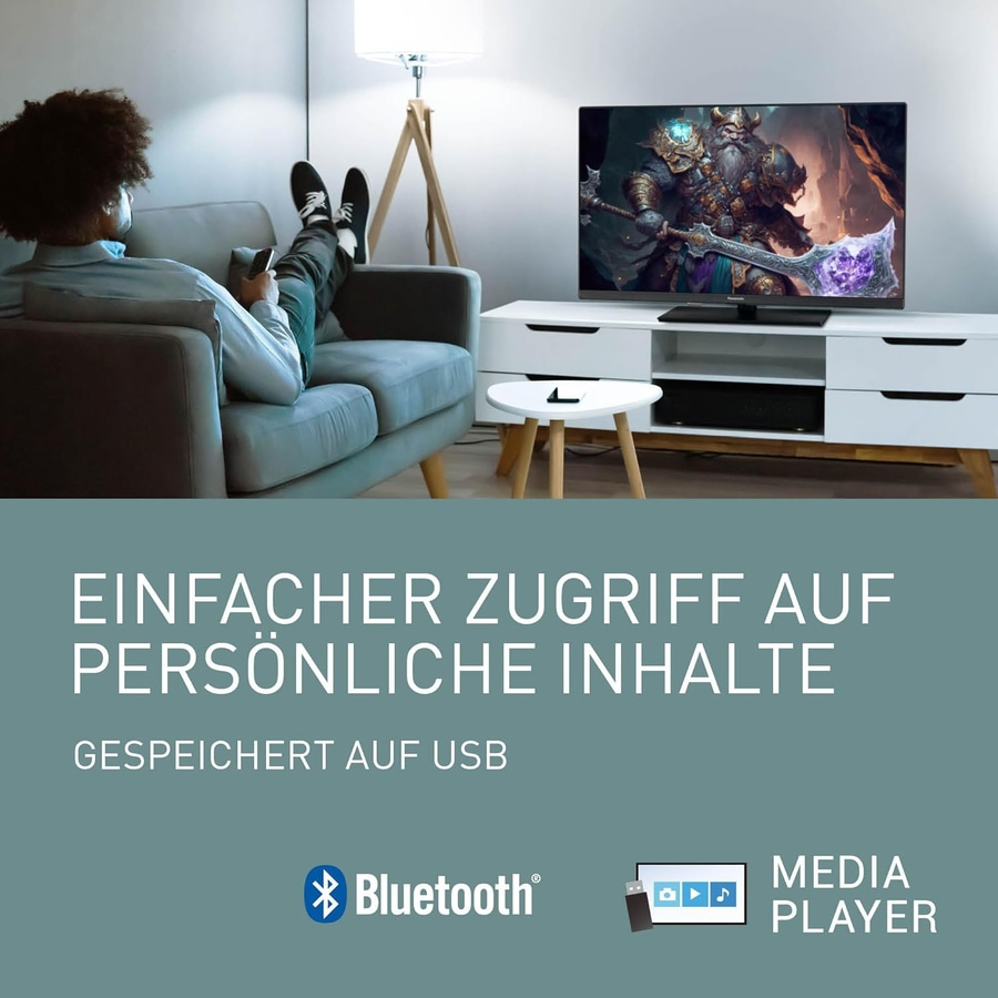 Mann schaut Fernseher, Bluetooth, Media Player, USB, einfache Inhalte.