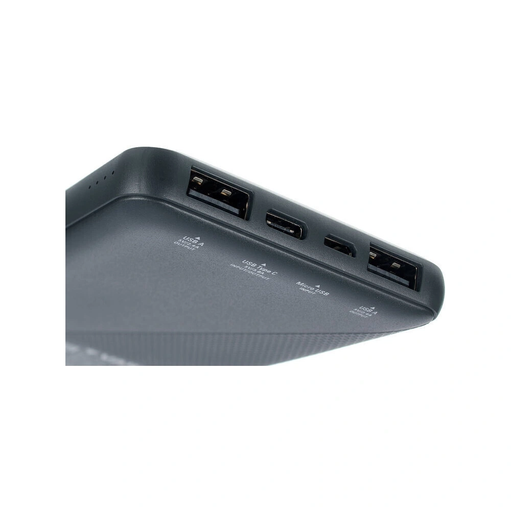 Dunkelgraue Powerbank mit USB-Anschlüssen und Typ-C-Anschluss für Aufladung.