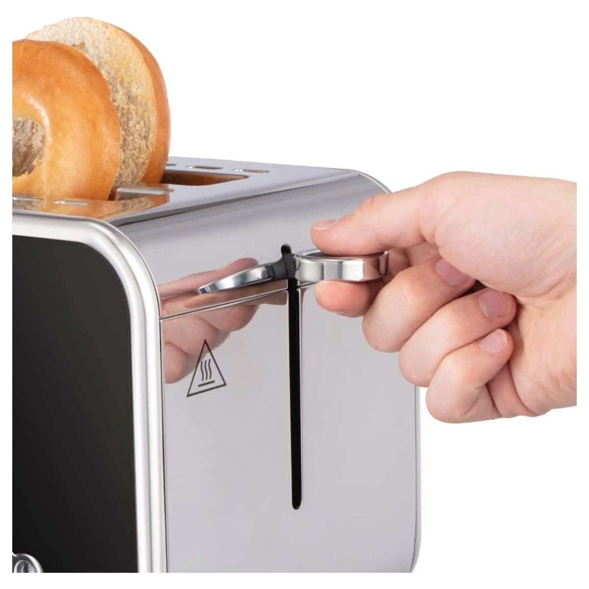 Nahaufnahme eines Toasters mit Bagels, der von einer Hand bedient wird.