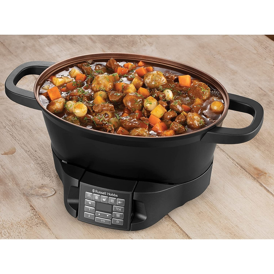 Schwarzer Topf mit Eintopf auf Holzoberfläche, Russell Hobbs