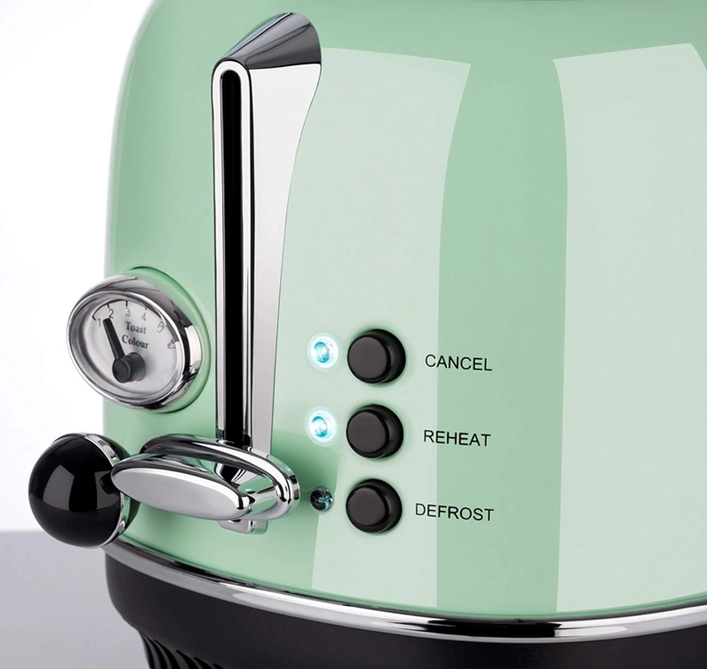 Grüner Toaster mit Knöpfen und Toast-Farbe-Anzeige, Nahaufnahme.