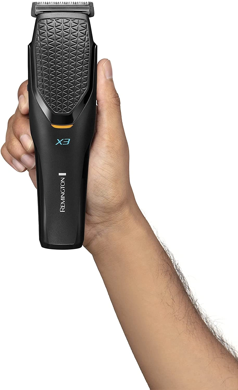 Person hält einen schwarzen Remington X3 Rasierer in der Hand, Nahaufnahme.