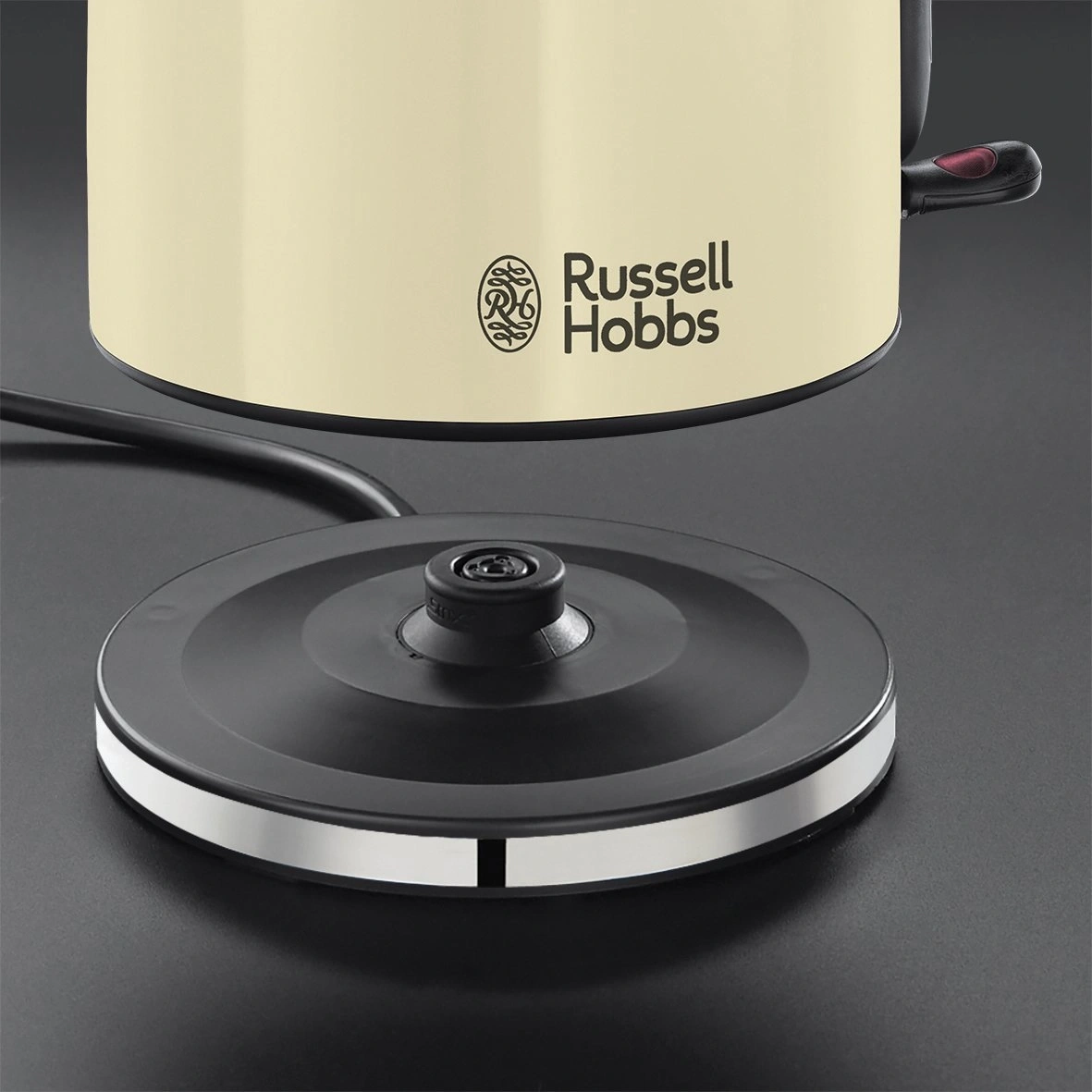 Nahaufnahme eines cremefarbenen Wasserkochers mit Russell Hobbs Logo auf schwarzem Untergrund