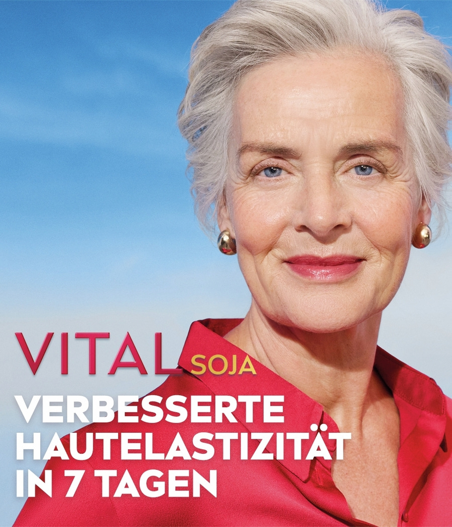 Ältere Frau mit grauen Haaren und rotem Hemd trägt "VITAL SOJA" und "VERBESSERTE HAUTELASTIZITÄT IN 7 TAGEN"