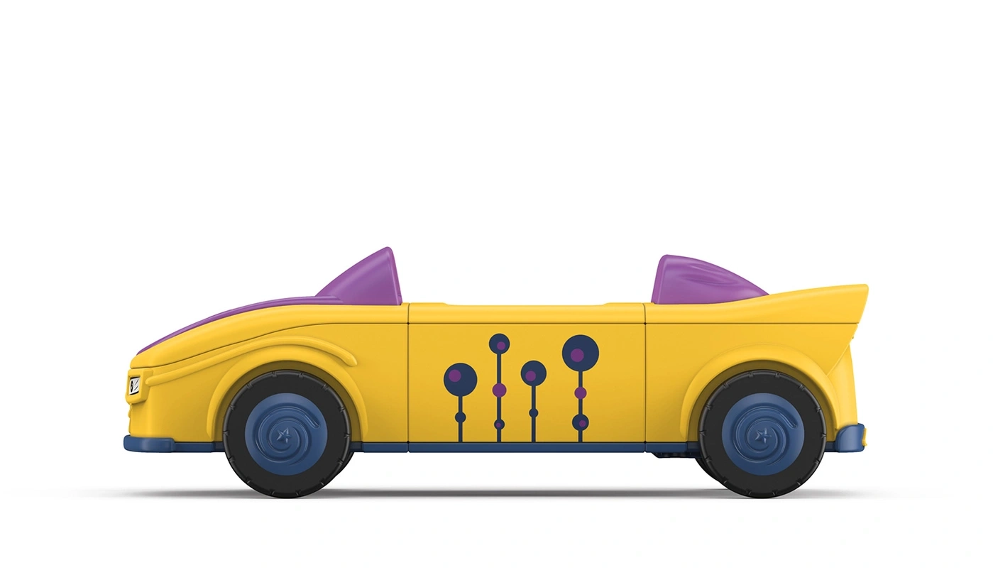 Gelbes Spielzeugauto mit lila Akzenten und blauen Rädern auf weißem Hintergrund.