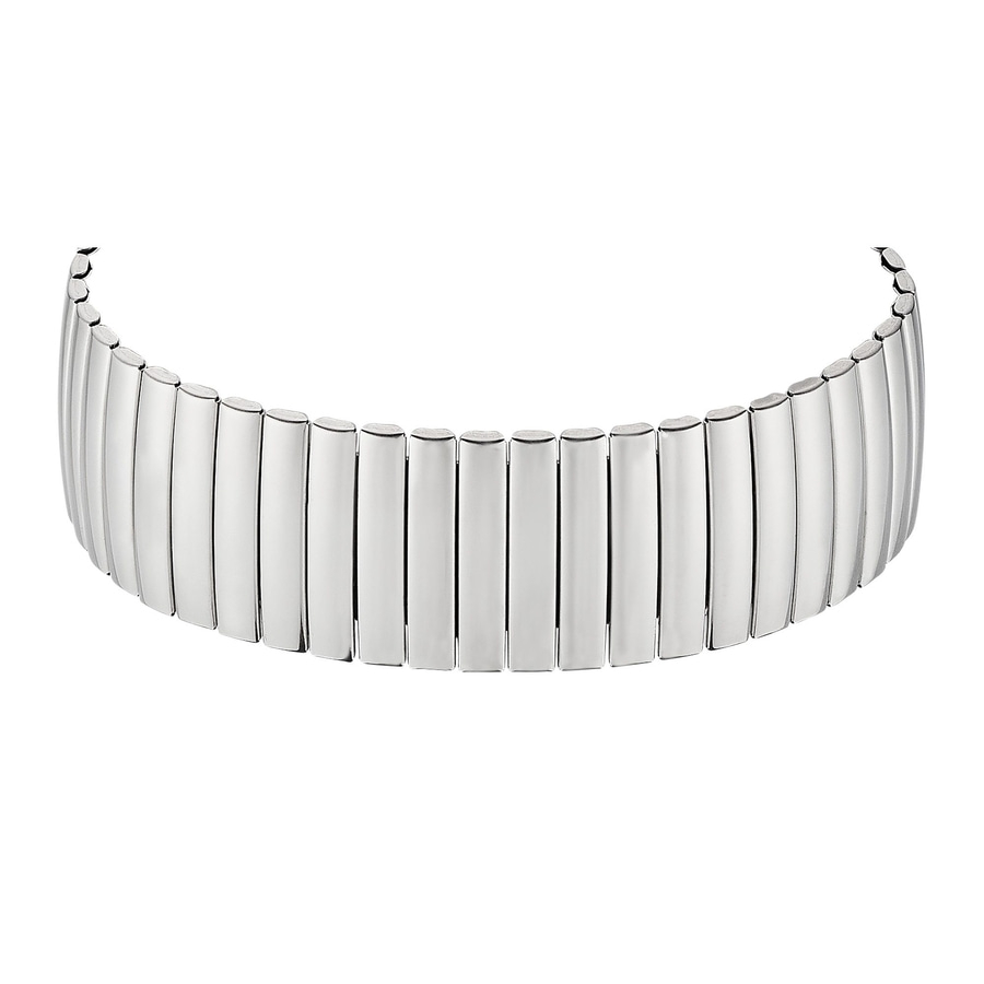 Ein glänzendes, silbernes Armband aus vielen rechteckigen Gliedern, das sich über den Bildegrund spannt.