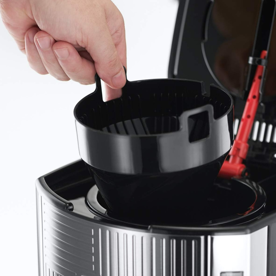 Hand hält schwarzen Filterkorb in Kaffeemaschine, Nahaufnahme, Detailaufnahme