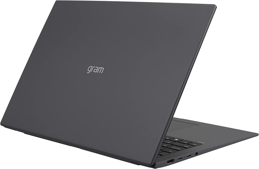 Dunkelgrauer Laptop mit dem Wort "gram" auf der Oberseite, geöffnet.