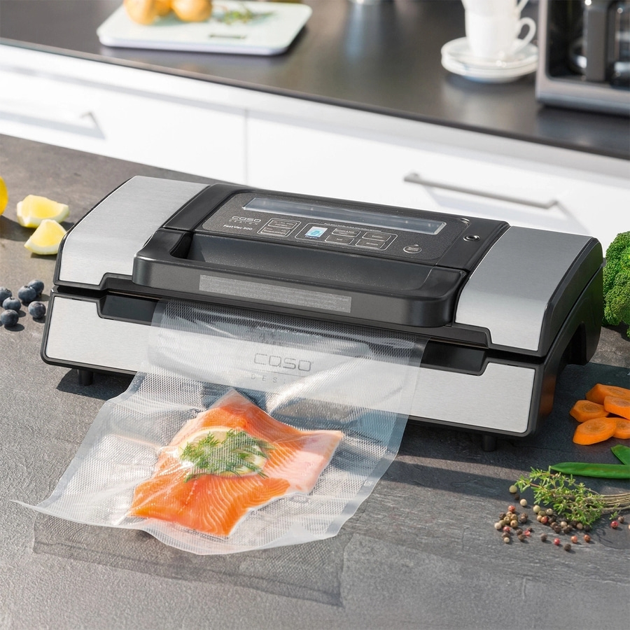 Ein Vakuumiergerät versiegelt ein Stück Lachs in einer Plastiktüte.