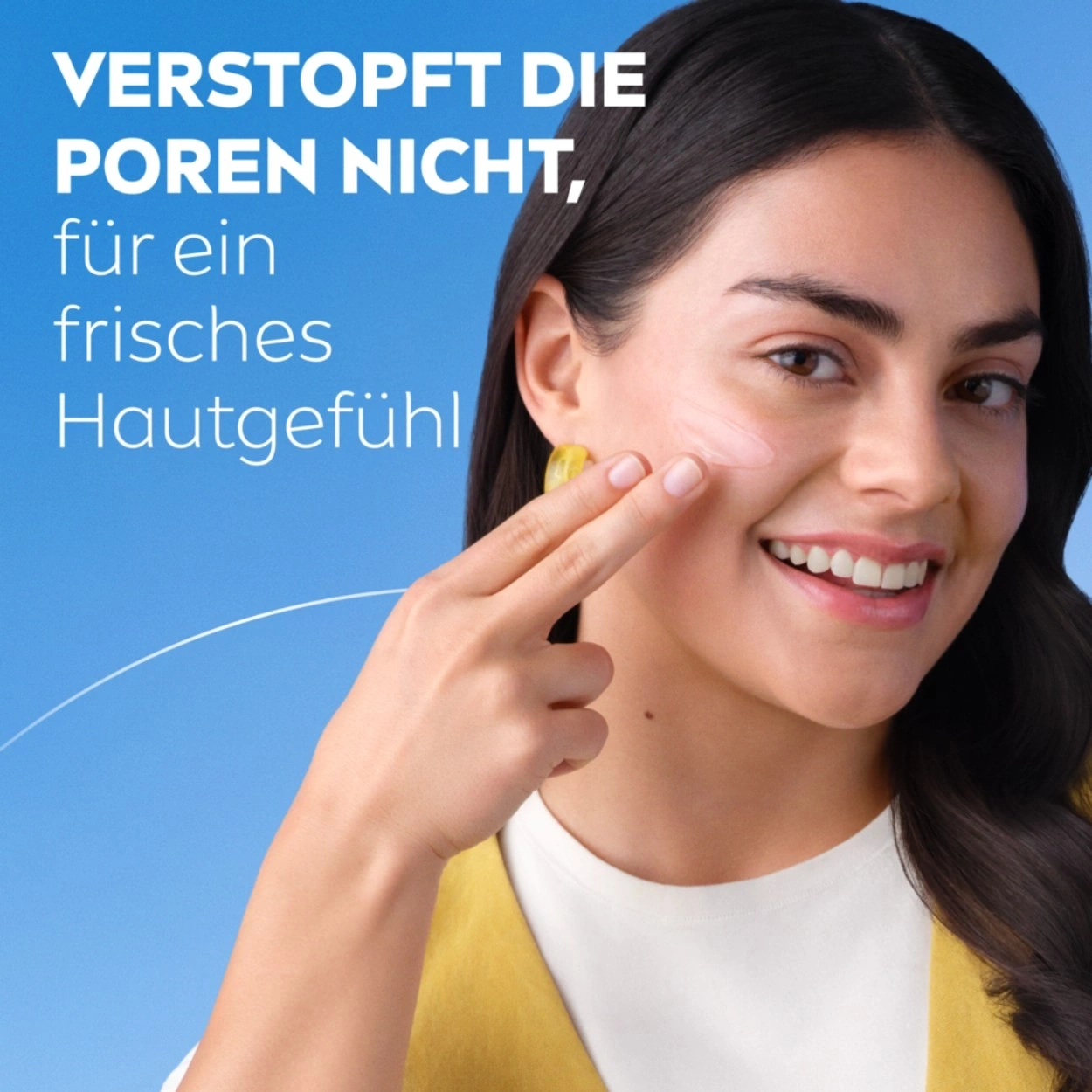 Eine Frau trägt Creme auf ihr Gesicht auf, um ihre Haut zu erfrischen.