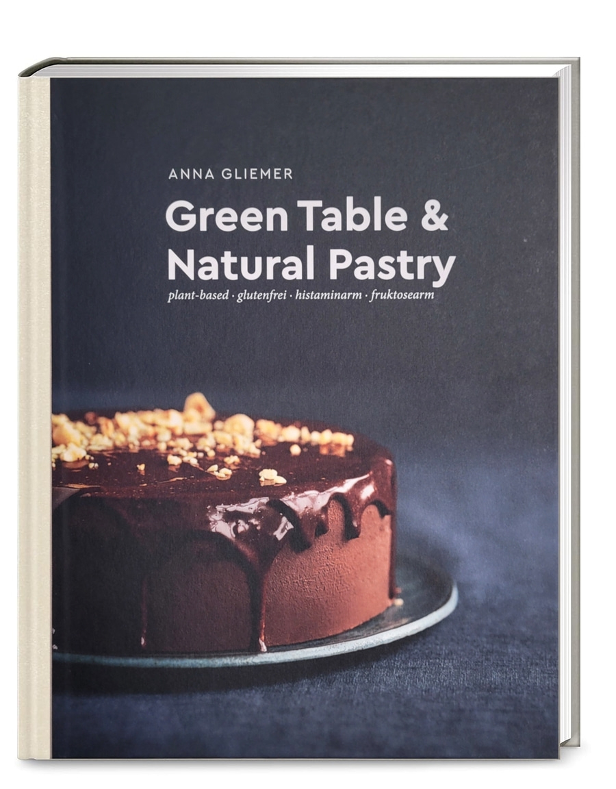 Buchcover mit Kuchen, Titel: Green Table & Natural Pastry, Autorin: Anna Gliemer