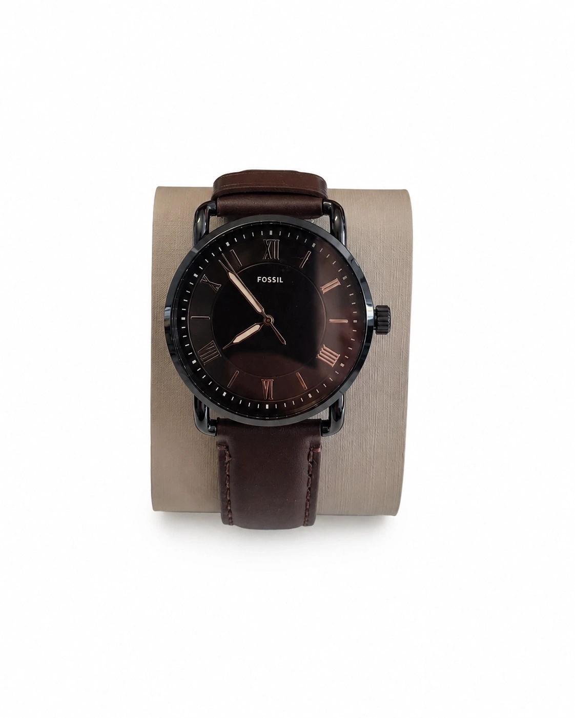 Fossil-Uhr mit braunem Lederarmband und römischen Ziffern