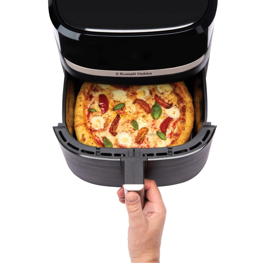 Luftfritteuse mit Pizza. Hand zieht Schublade heraus. Russell Hobbs Logo.