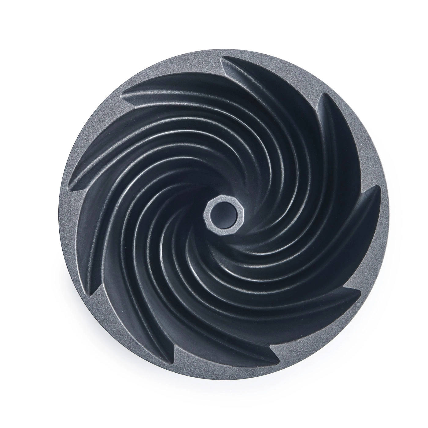 Ein detaillierter Blick auf eine schwarze Bundt-Kuchenform mit spiralförmigem Design.