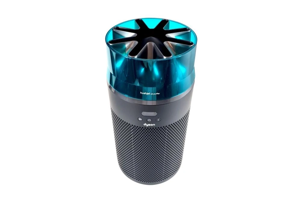 Ein Dyson Luftreiniger mit blauem oberen Teil und schwarzem Gitterkörper steht auf weißem Grund.