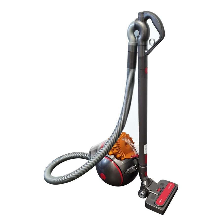 Dyson Staubsauger, grau und rot, mit Schlauch und Bürste, auf weißem Hintergrund