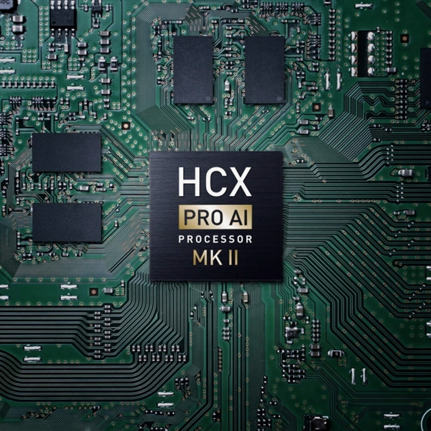 Nahaufnahme einer grünen Leiterplatte mit HCX PRO AI Prozessor MK II