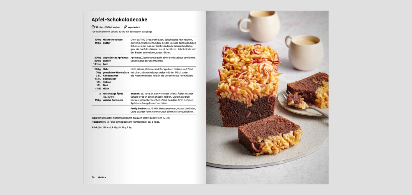 Apfel-Schokoladekuchen mit Apfel-Zimt-Topping und zwei Tassen Kaffee.