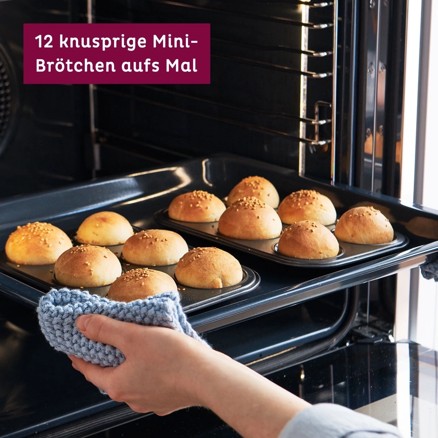 Ofen mit 12 knusprigen Mini-Brötchen, die gerade gebacken werden.