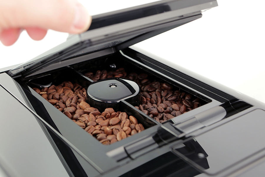Kaffeebohnen in einem Behälter mit offenem Deckel, Nahaufnahme