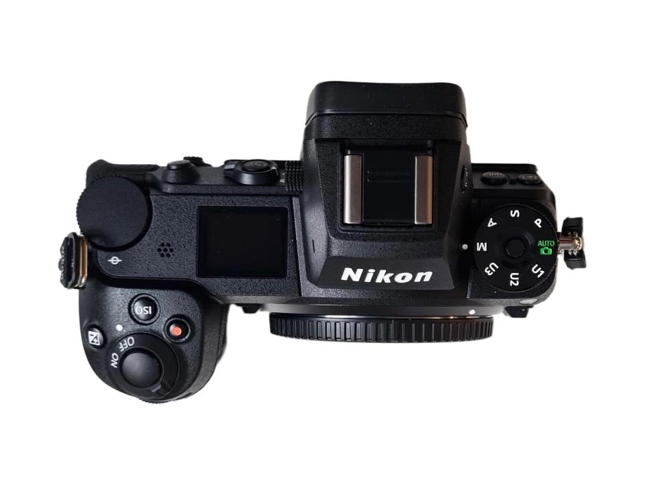 Oberansicht einer schwarzen Nikon-Kamera mit verschiedenen Bedienelementen und einem Objektivanschluss.