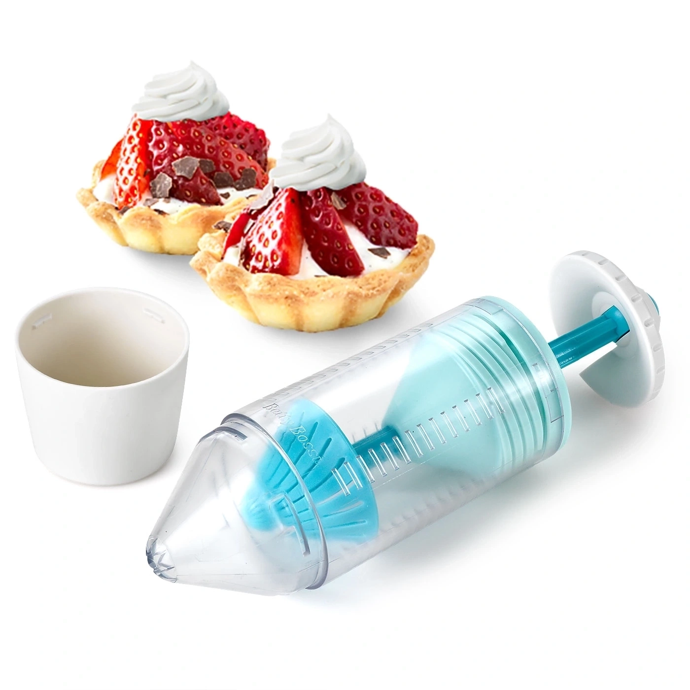 Erdbeertörtchen mit Sahne und Spritzbeutel für Dekoration