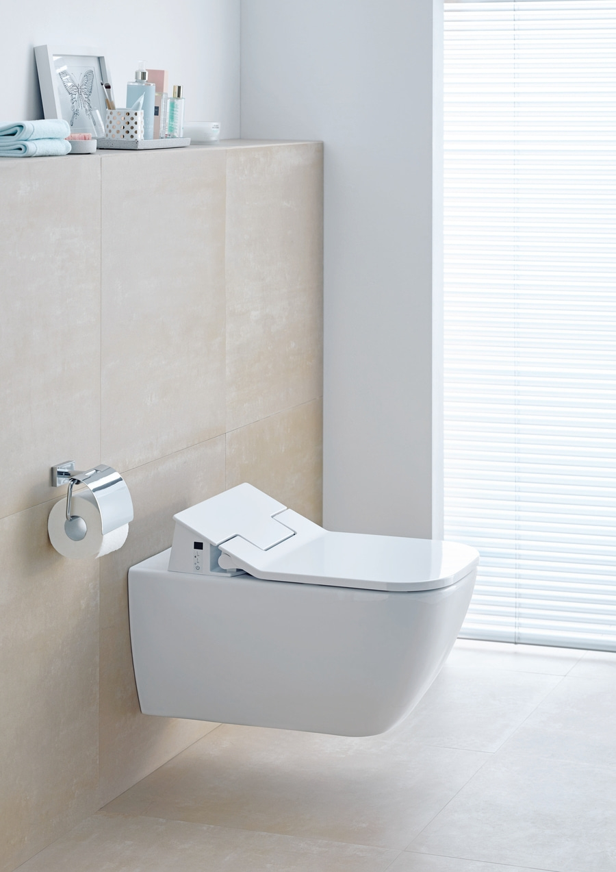 Modernes Badezimmer mit schwebender Toilette und Fenster mit Jalousien