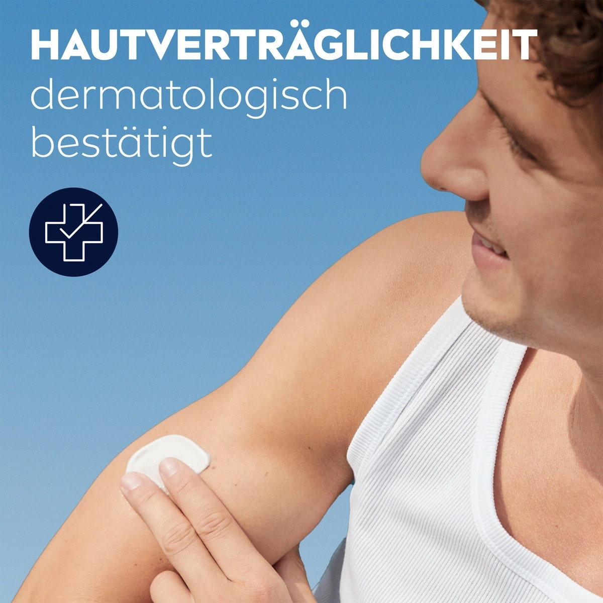 Mann trägt Creme auf, Hautverträglichkeit dermatologisch bestätigt.
