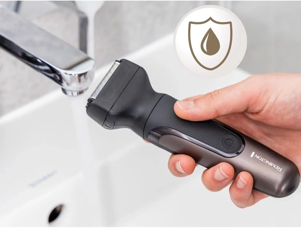 Rasierer wird unter fließendem Wasser gehalten, wasserdichtes Design, Remington.