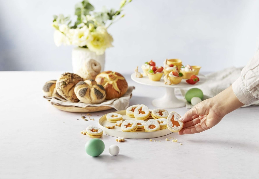Ostergebäck, Brot, Kuchen, Blumen, Eier, Hand, Teller, Tisch, Essen, Dekoration