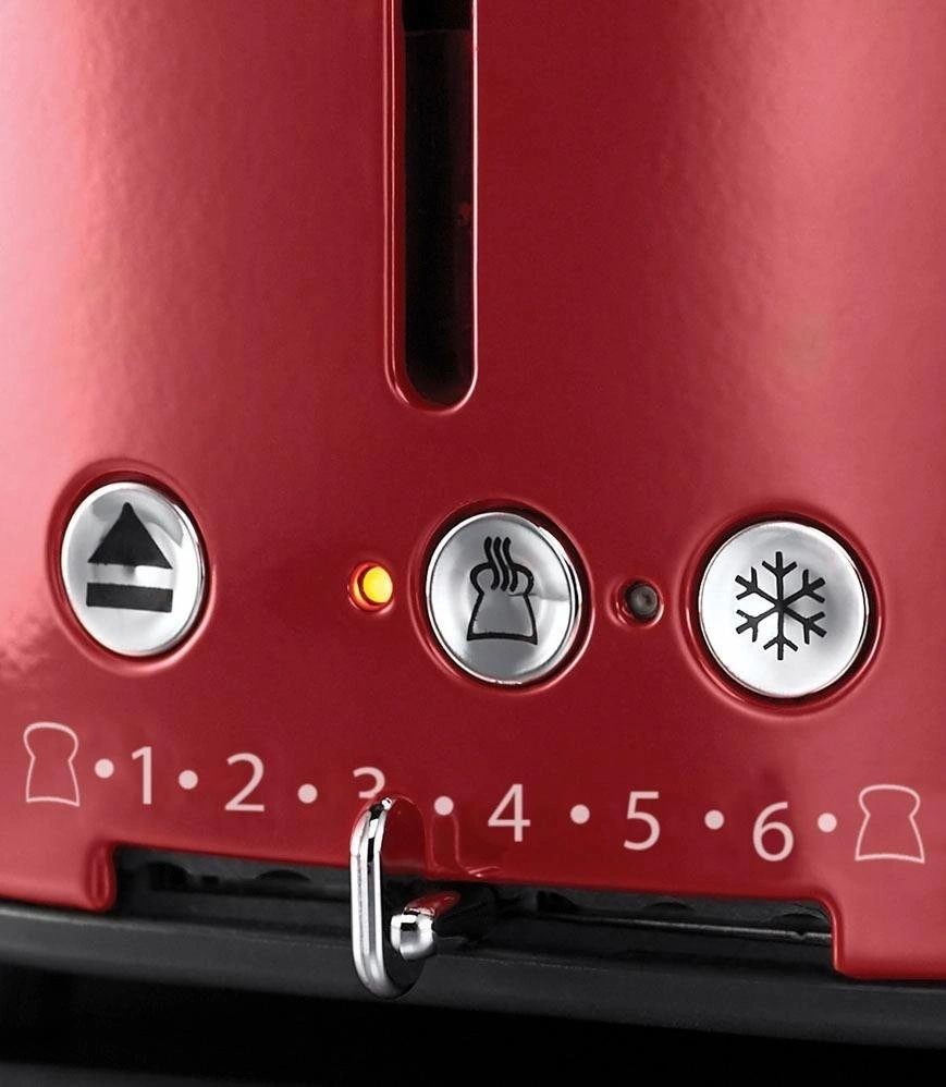 Roter Toaster mit Knöpfen und Toast-Einstellungen, Nahaufnahme.