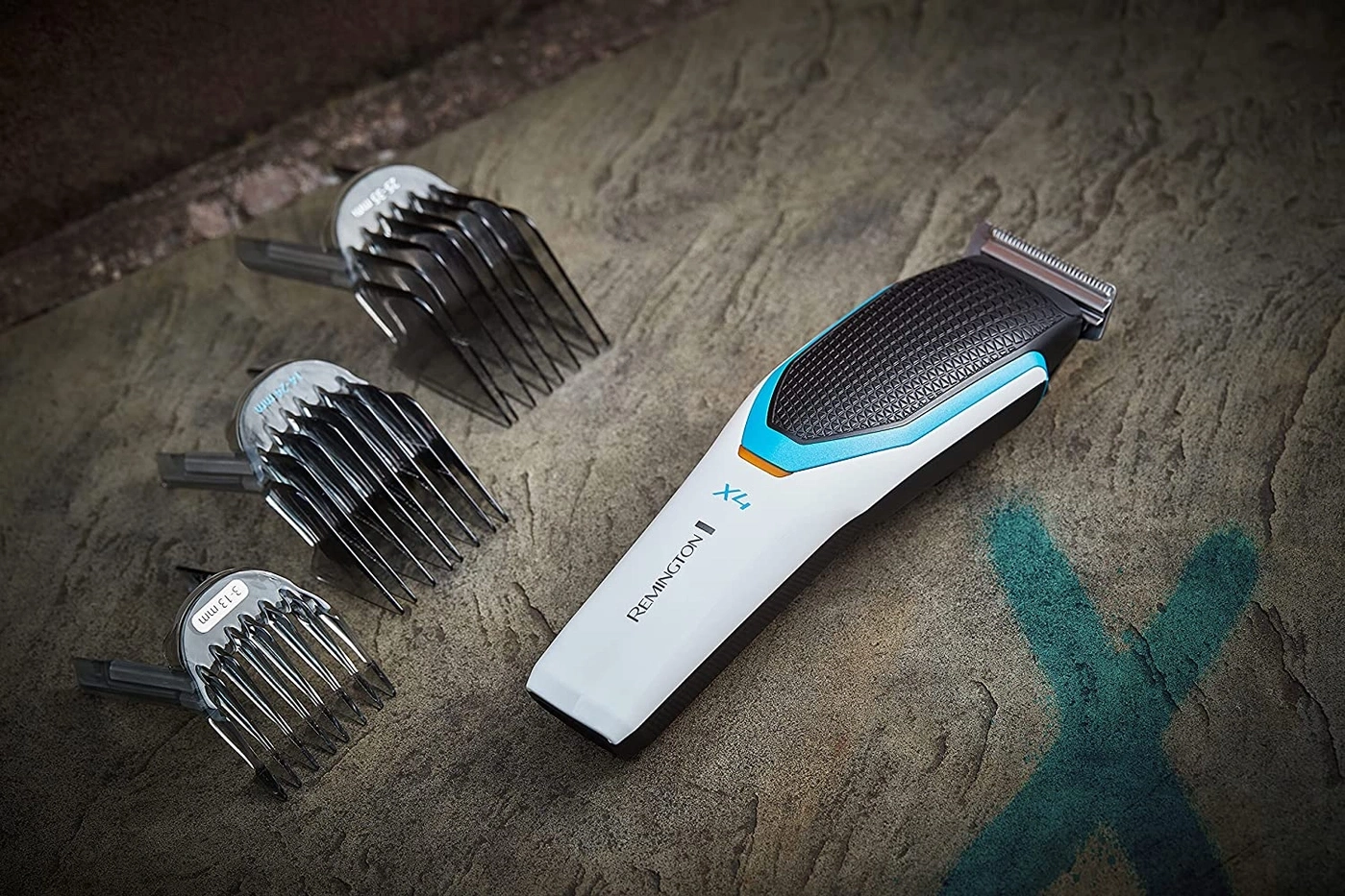 Haarschneider mit Aufsätzen auf Stein. Remington X4. Bartschneider. Friseur.
