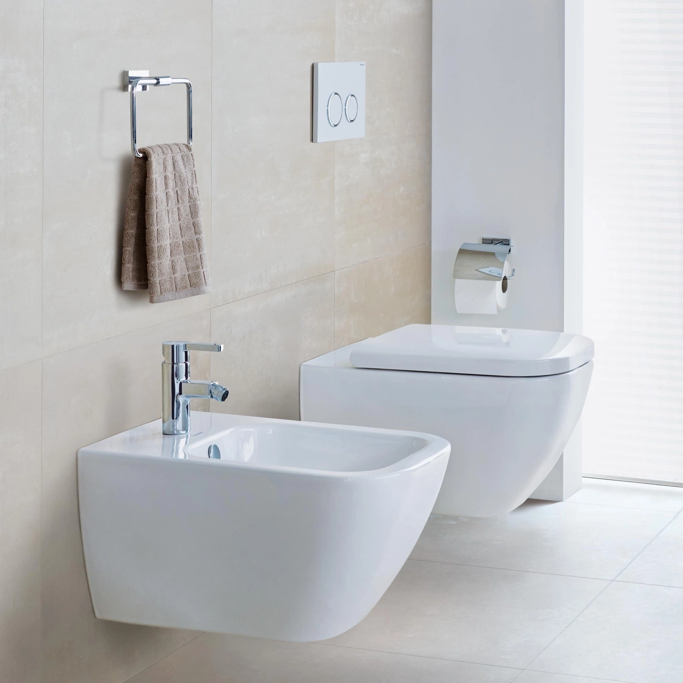 Badezimmer mit Toilette, Bidet, Handtuchhalter und Toilettenpapierhalterung. Moderne Einrichtung.
