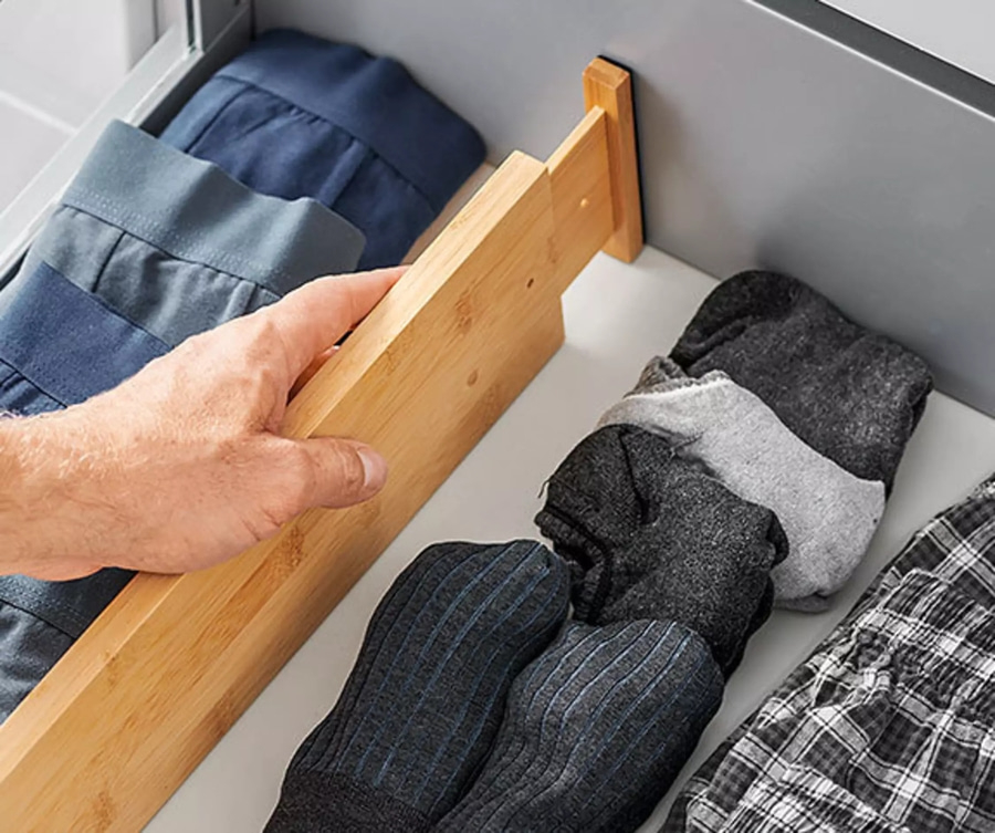 Hand in Schublade mit Unterwäsche und Socken, Holz-Teiler